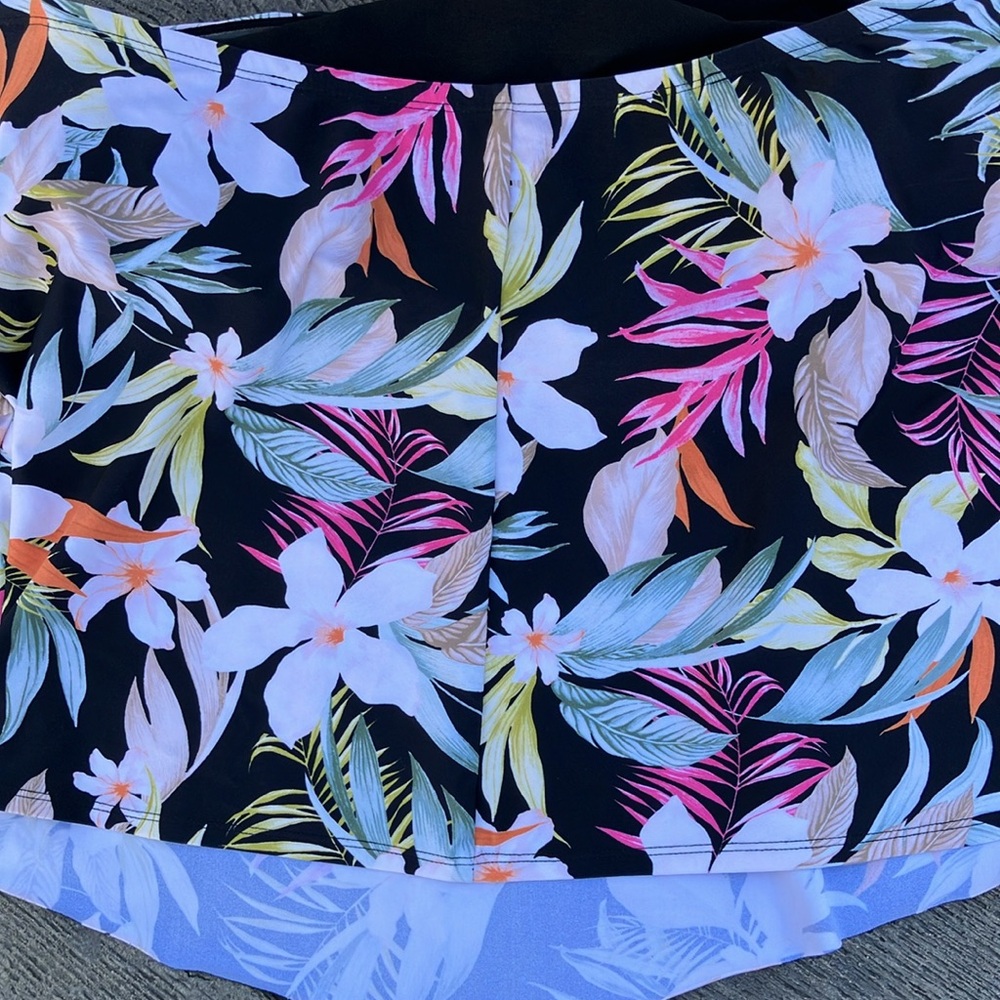 Kona Sol Black and White Floral swim top NWOT. - Picture 3 of 3
